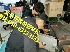 爆操骚逼网"
